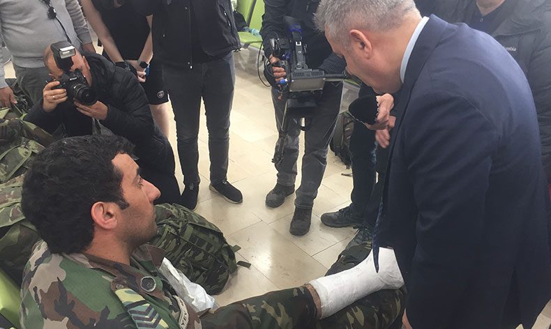 Azerbaycanlı asker yaralanmasına rağmen devam etti