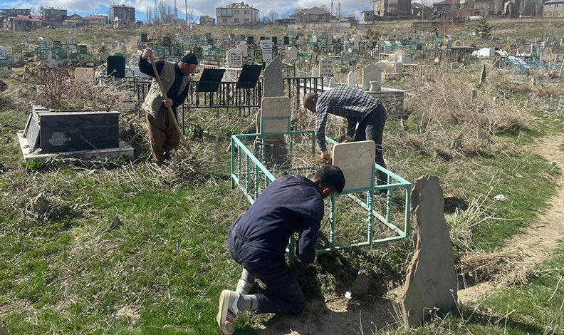Önce namaz sonra mezarlıkta çevre temizliği