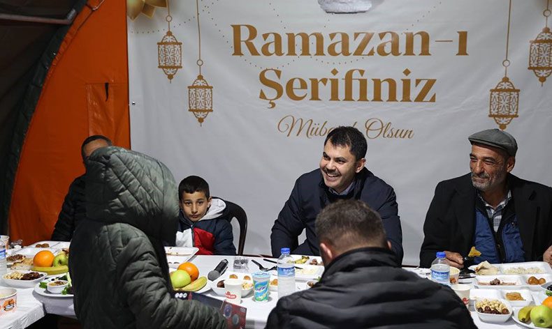 Bakan Kurum, depremzedelerle orucunu açtı