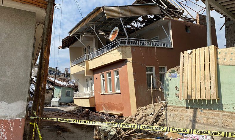 Binanın birinci katı yere gömüldü