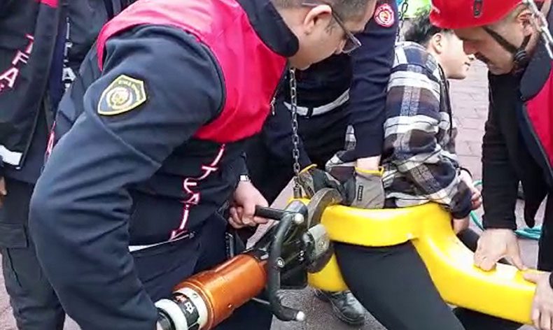 Eğlenmek için bindiği salıncak kabusu oldu