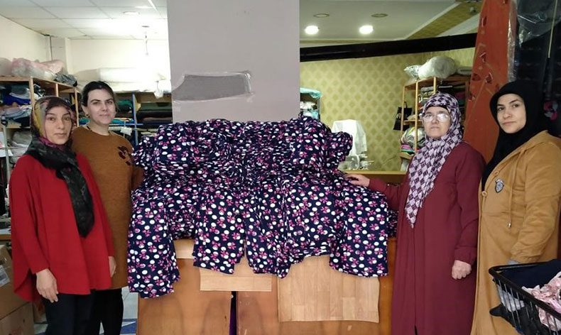 Kağızmanlı kadınlar depremzedelere pijama dikiyor