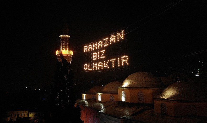 Geceyi aydınlatan Ramazan mahyası