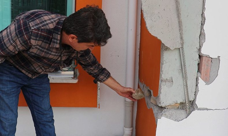 Binanın kolon ve kiriş aralarında tahta parçaları çıktı