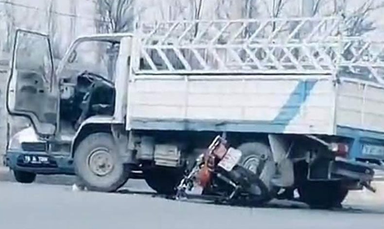 Motosiklet kamyonetin altında kaldı
