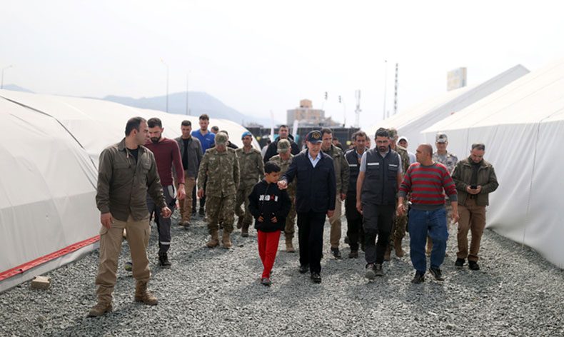 Bakan Akar depremzedelerle bir araya geldi