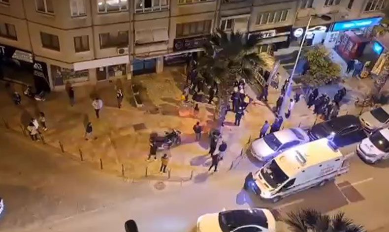 Kimseye aldırmadan birbirlerini acımasızsa bıçakladılar