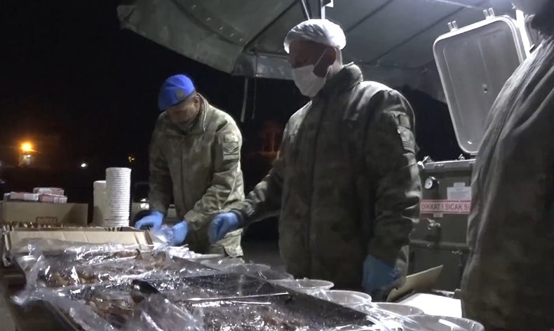 Mehmetçik Berat Kandili’nde tatlı ikram etti
