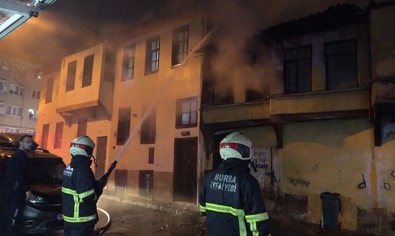 Bursa’da ahşap ev alevlere teslim oldu