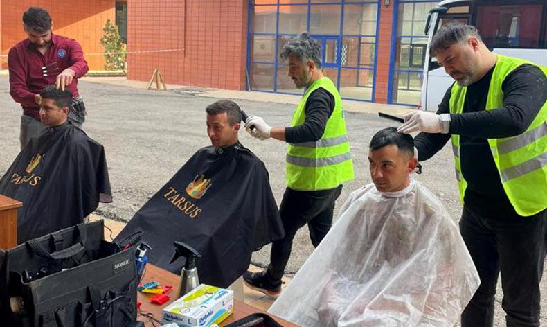 Mehmetçik’e berber hizmeti