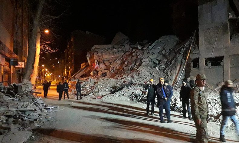 Ağır hasarlı 4 katlı bina çöktü