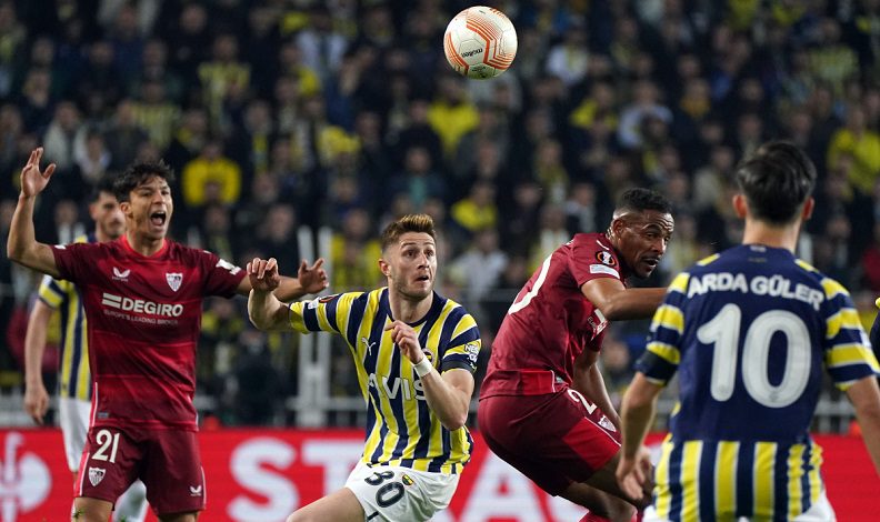 Fenerbahçe, Sevilla maçında sahaya yabancı madde atan 7 kişinin stada girişini yasakladı