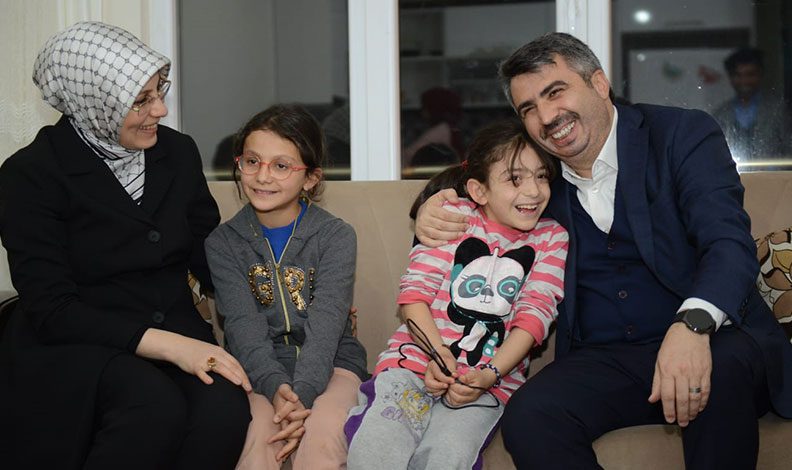 Başkan Yılmaz depremzedelerle buluştu