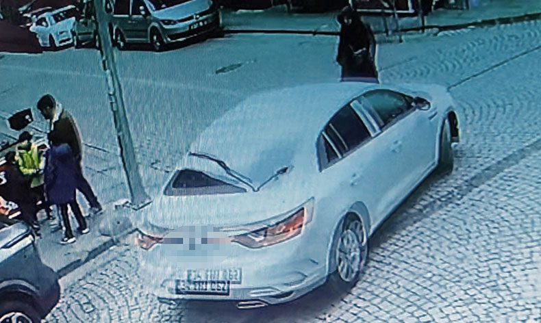 Otomobilin altında kalan kadını vatandaşlar kurtardı