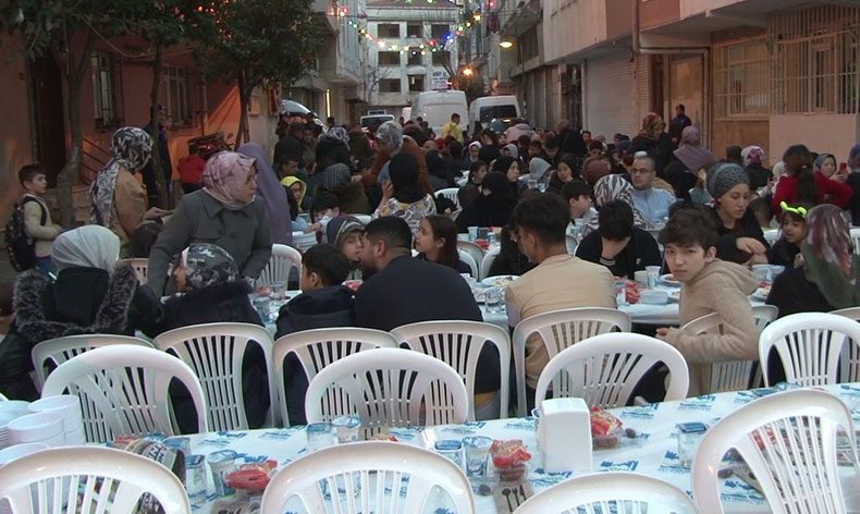Zeytinburnulular sokak iftarında bir araya geldi