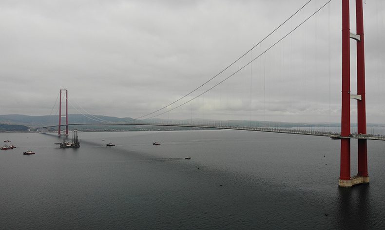 Platform indirilerek Çanakkale Köprüsü’nün altından geçirildi