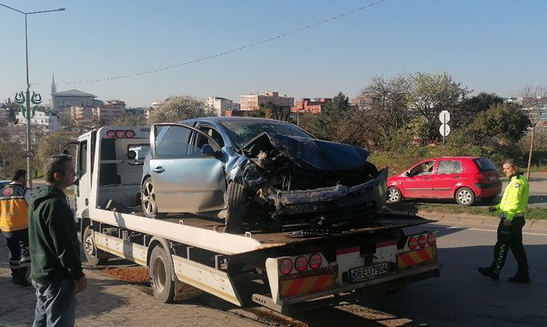 Kocaeli’de otomobil istinat duvarına çarptı