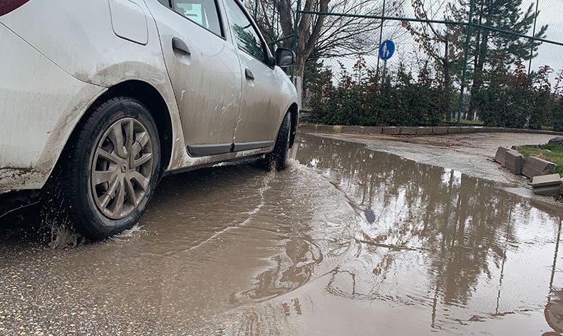 Eskişehir’de ara sokaklar göle döndü