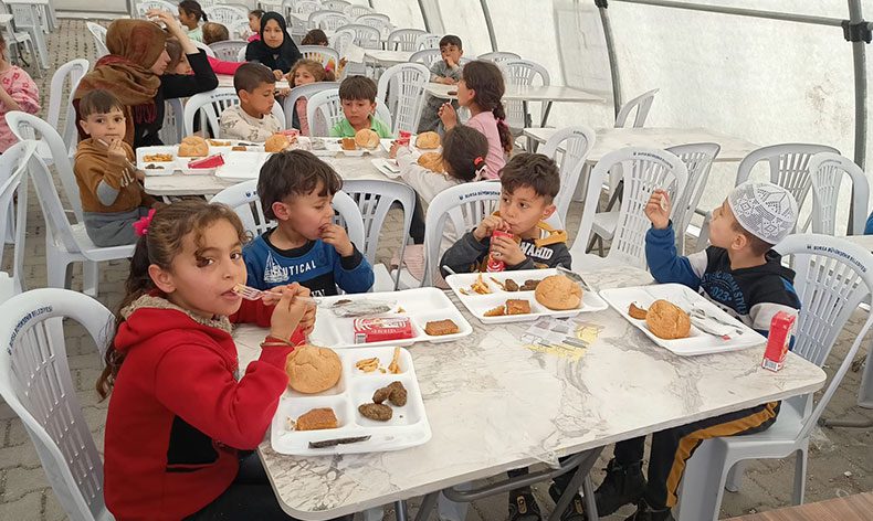 Küçük depremzedelere erken iftar