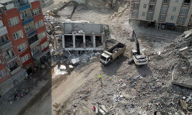Malatya’da enkaz kaldırma çalışmaları sürüyor
