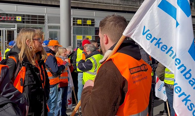 Almanya’da ulaşım sektörü çalışanlarından protesto
