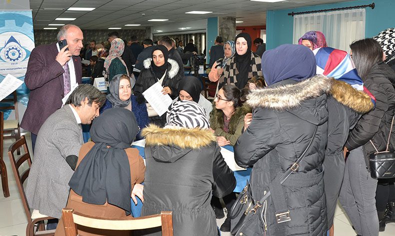 İş arayan deprem mağdurları firmalarla buluştu