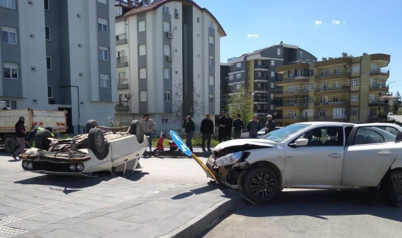 Kavşakta iki otomobil çarpıştı