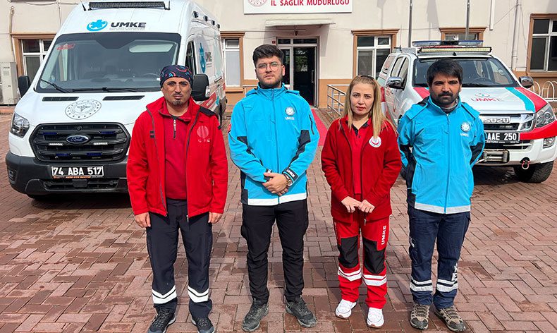 Enkaz altındaki vatandaşların yardımına koştu