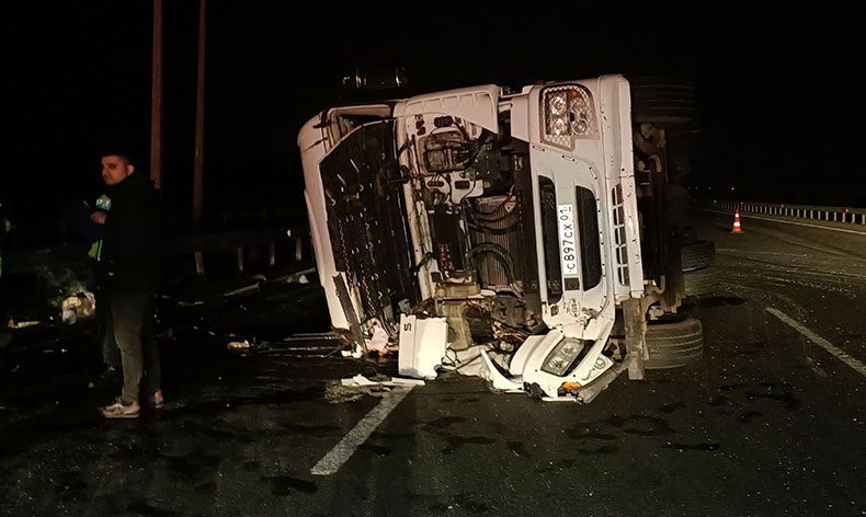 Yabancı plakalı tır devrildi