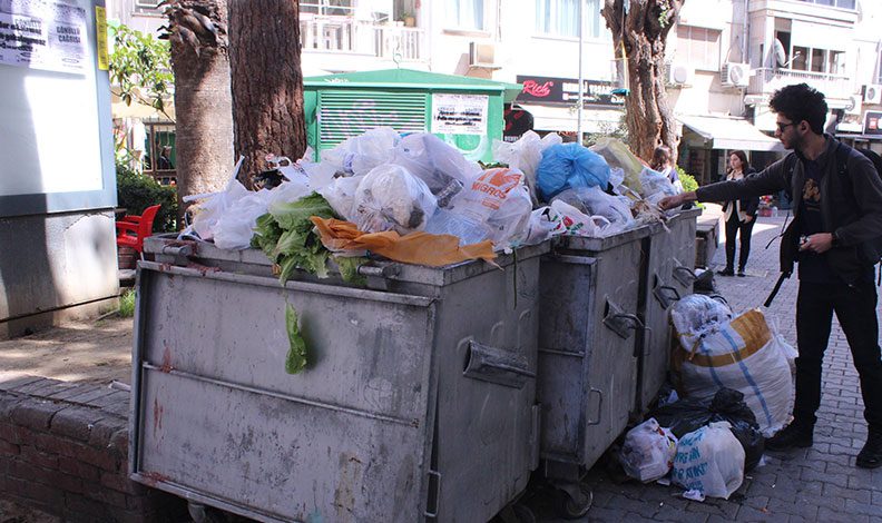 Karşıyaka’nın her köşe başında çöp yığını
