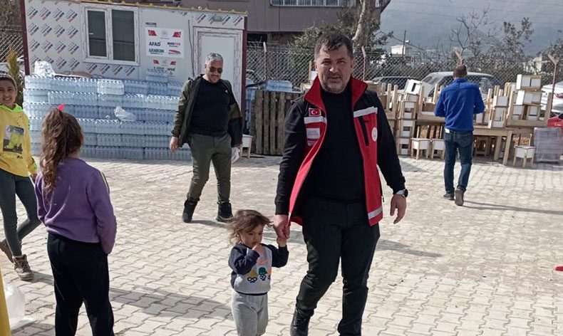 Kırmızı yelekliler depremzedelerin yanında