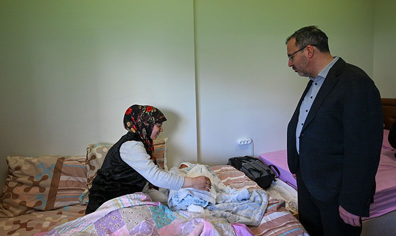 GSB yurdundaki bebek sevincine ortak oldu