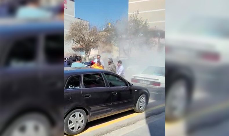 Belediye önünde kendini ateşe verdi