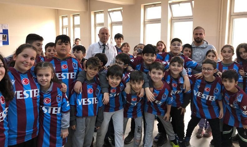 Trabzonspor Kulübü Asbaşkanı Ertuğrul Doğan’dan öğrencilere 11 bin 461 forma