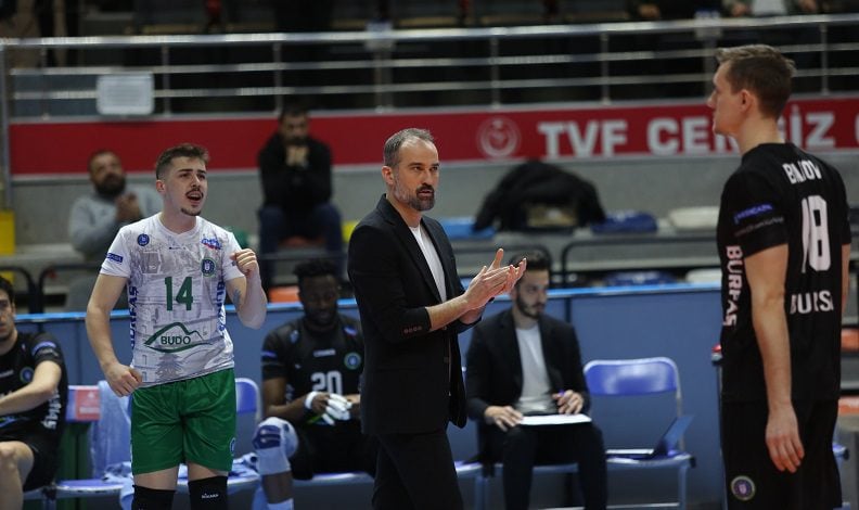 Bursa Büyükşehir Belediyespor Baş antrenörü Cemal Bora Şensoy: “Zor günleri birlikte aşacağız”