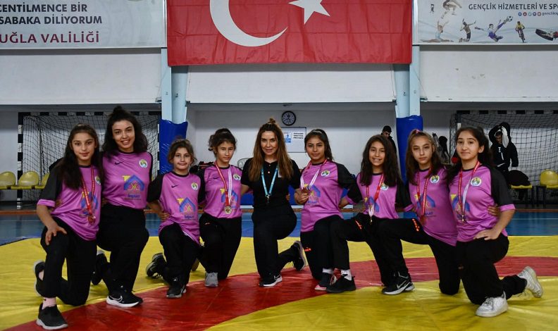 Köyceğizli güreşçi kızlar şampiyonaya damga vurdu