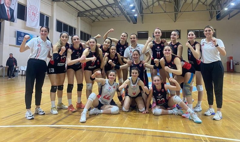 Voleybolda Ayvalık Bahçeşehir Koleji 1. Lig’in kapısını araladı