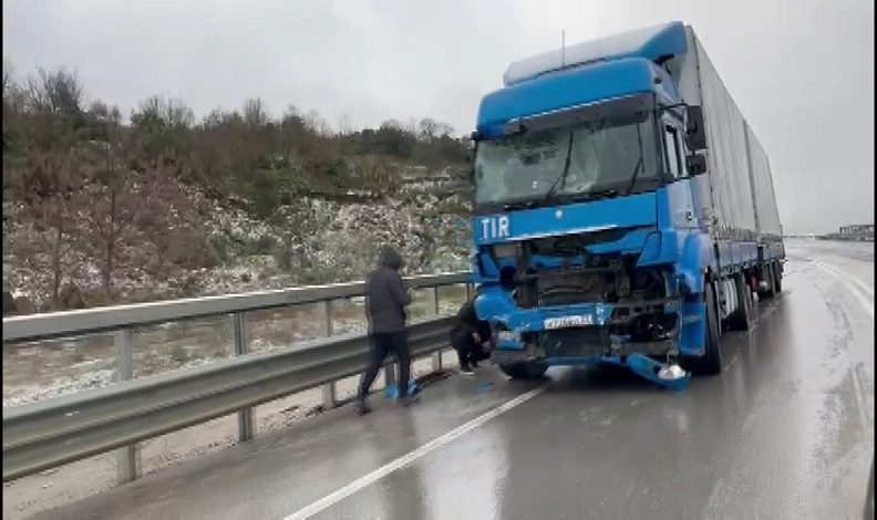 Bursa’da freni boşalan tır, ambulans ve 3 araca çarptı