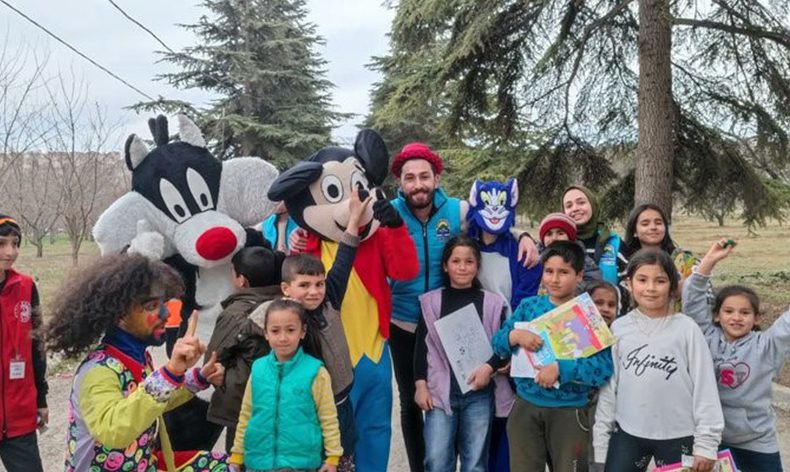 Çocuklar gülsün diye gençler seferber oldu
