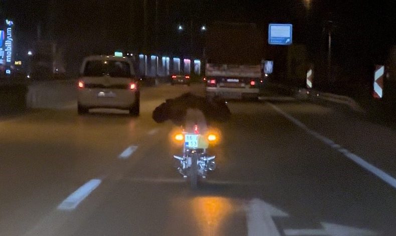 Motosikleti yatarak kullandı