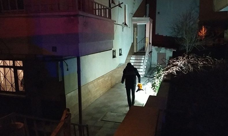 Kardeşinin evini pompalı tüfekle kurşunladı