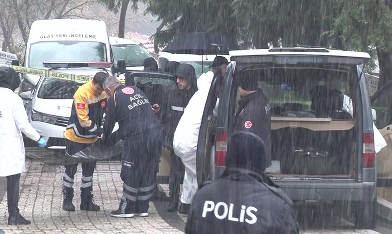 Mezarlıktaki araçta cansız beden bulundu