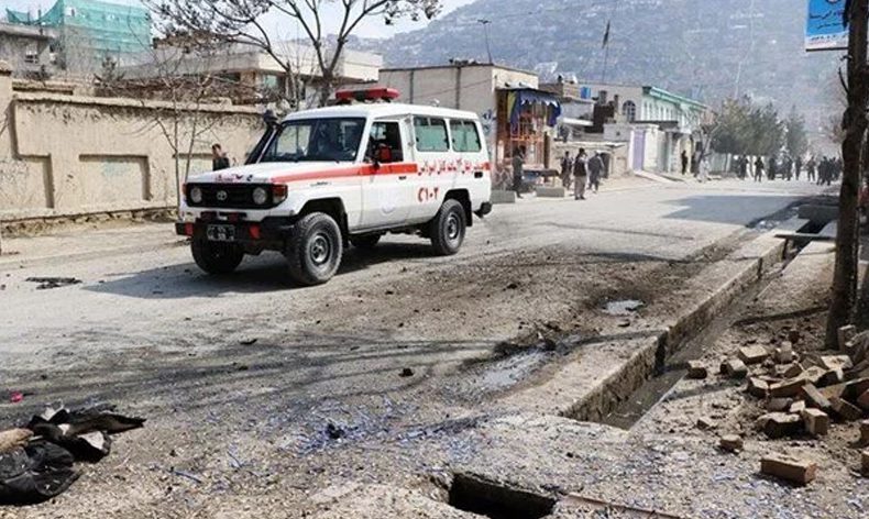 Afganistan’da okula el bombalı saldırı