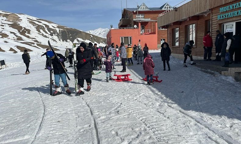 Depremzede çocukların kayak heyecanı