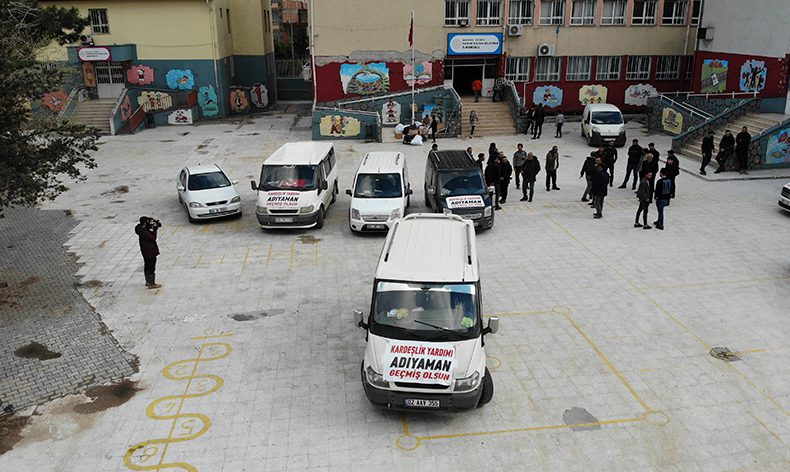 Depremzedeler yardım toplayıp selzedelere götürdü