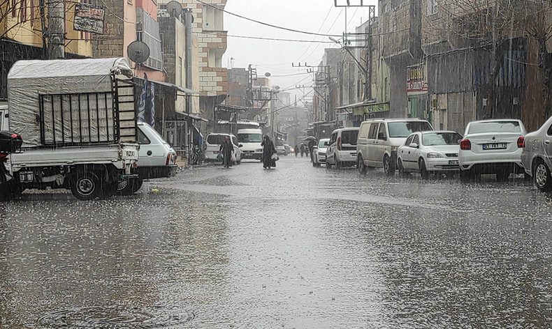 Yağmur suyu ile aracını yıkadı