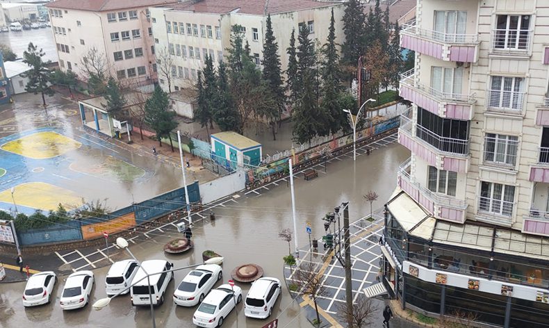 Sağanak yağış zor anlar yaşattı