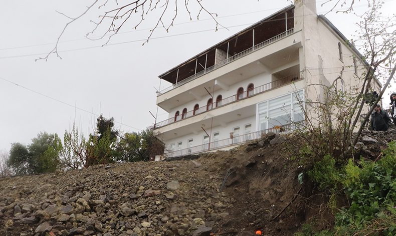 Heyelan apartmanı tehdit ediyor