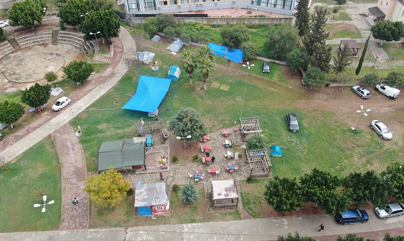 Deprem korkusu kamelyayı ev yaptırdı