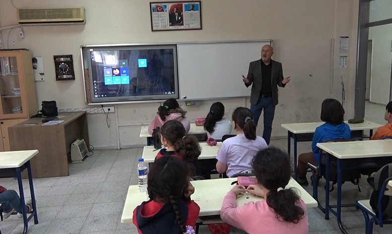 Öğrencilerin ilk ders konusu deprem oldu